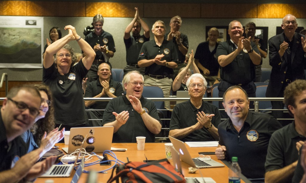 Equipe da Nasa celebrando a chegada da New Horizons em Plutão (Foto: Bill Ingalls / AP)