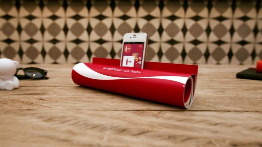 Coca-Cola e Revista Capricho criam anúncio que transforma revista em uma dock improvisada para ampliar o som do iPhone