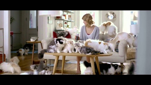 Confira a nova campanha de Diet Coke estrelada por Taylor Swift e dezenas de gatinhos!
