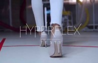 Neymar e Alessandra Ambrósio fazem o maior remelexo para comprovar o conforto da nova linha Hiper Flex, da Replay jeans