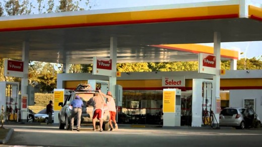 Ao som de Billy Idol, campanha de lançamento da Shell V-Power Nitro+ desmonta carro e motor para demonstrar benefício do combustível. Criação é da JWT Brasil. Confira o making of!!!