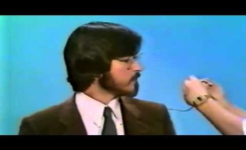 Vídeo antigo mostra Steve Jobs, aos 23 anos de idade, numa de suas primeiras aparições na TV