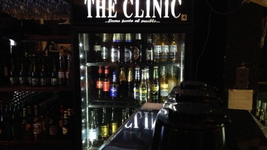 The Clinic: um bar cheio de história para quem passar por Santiago
