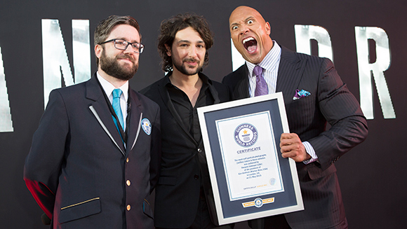 The Rock (ele mesmo!) é o recordista mundial de selfies, segundo o Guinness