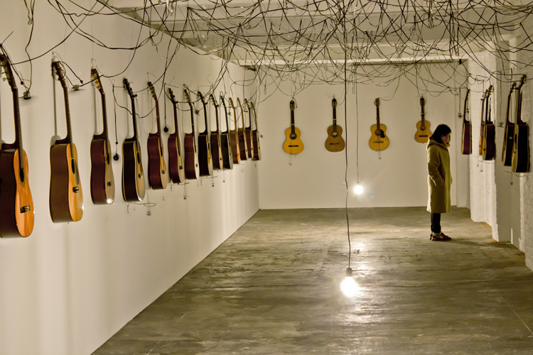 Uma instalação artística com 40 violões sendo tocados por ventiladores