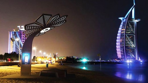 Palmeiras tecnológicas que oferecem sombra, wi-fi e recarga de celular em Dubai