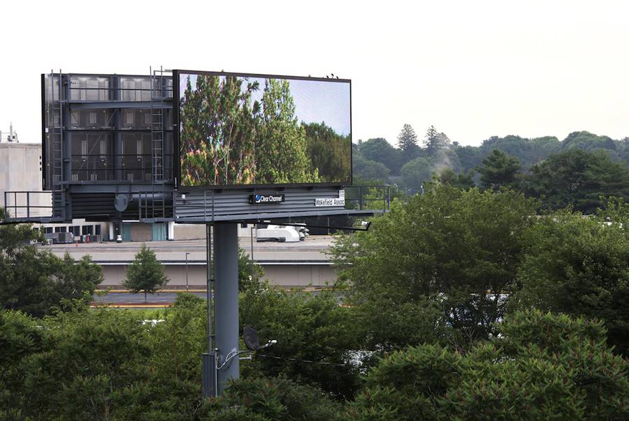 Por que estes outdoors não mostram propaganda nenhuma?