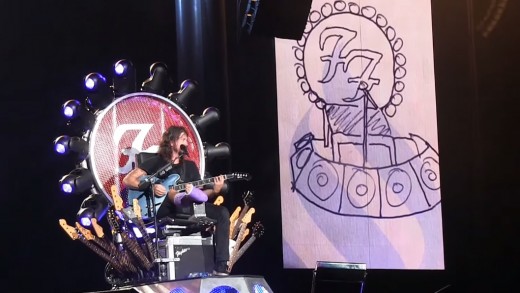 De pé quebrado, Dave Grohl cria o próprio trono para manter show do Foo Fighters
