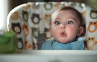 Um slow-motion de bebês com cara de quem acabou de sujar a fralda