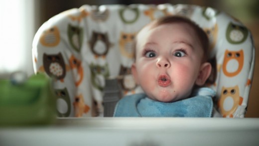 Um slow-motion de bebês com cara de quem acabou de sujar a fralda
