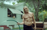 Com Iggy Pop, H&M homenageia a individualidade