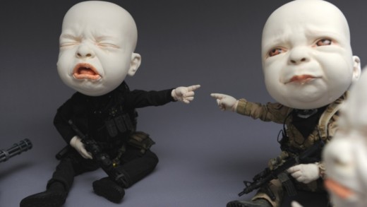 Esculturas surrealistas de bebês misturam emoções