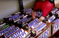 Snickers cria 0800 de emergência para fome!