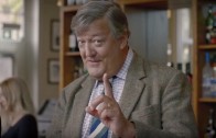 Stephen Fry dá aula de etiqueta inglesa a turistas